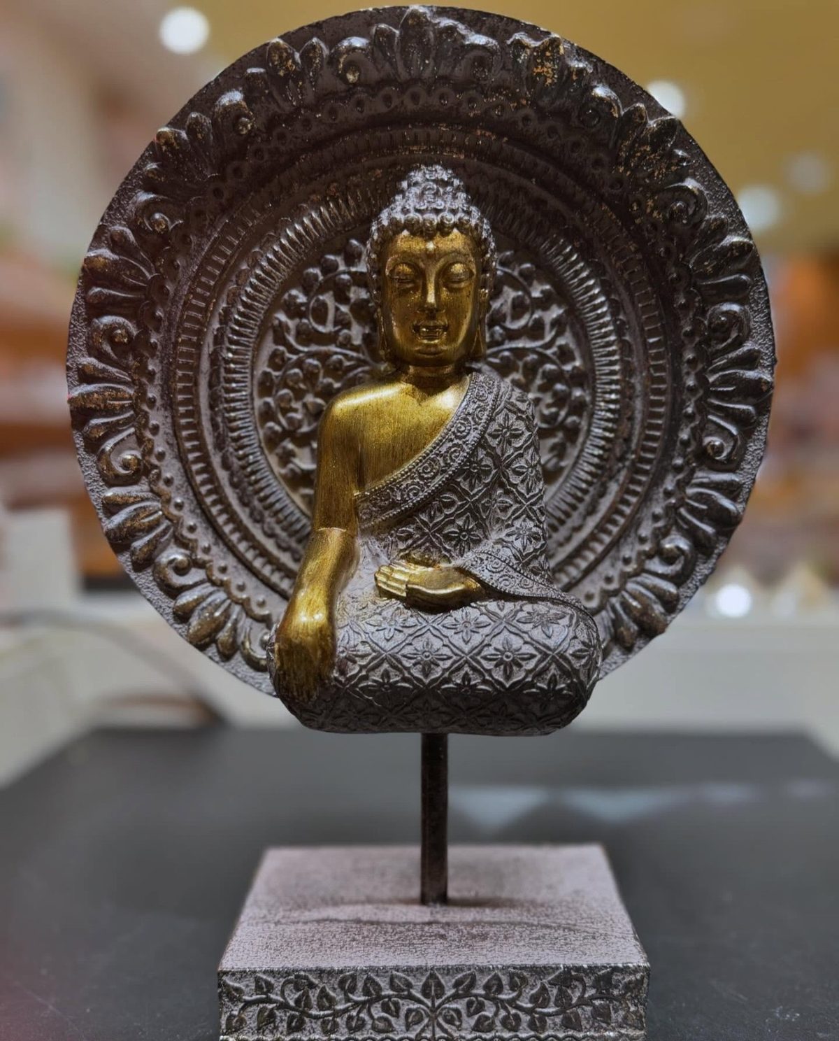 Decorative figurine and small statue