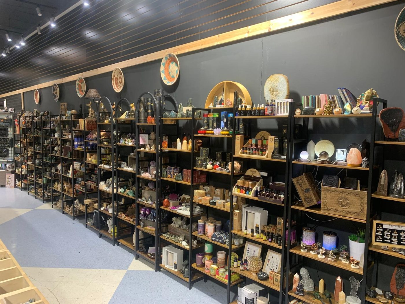 Elegant Stone — gemstone and jewelry counter